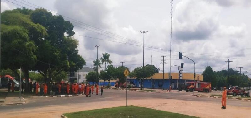 No local do acidente, Bombeiros tentam apagar o fogo e encontrar vítimas