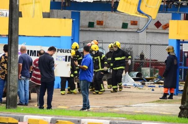 O local foi isolado e os bombeiros retiraram corpos de dentro da empresa após as explosões (Foto: Nilzete Franco/FolhaBV)