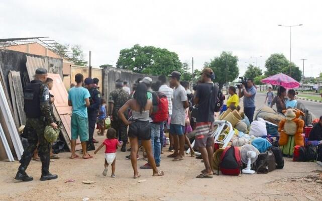 Após a desocupação, os imigrantes foram deixados próximo ao Rio Branco, no bairro 13 de setembro (Foto: Nilzete Franco/FolhaBV)