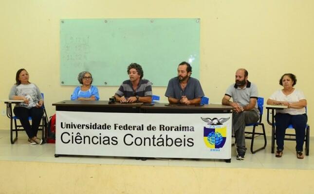 Na coletiva organizada na UFRR, a comissão informou sobre a mudança na votação (Foto: Nilzete Franco/FolhaBV)