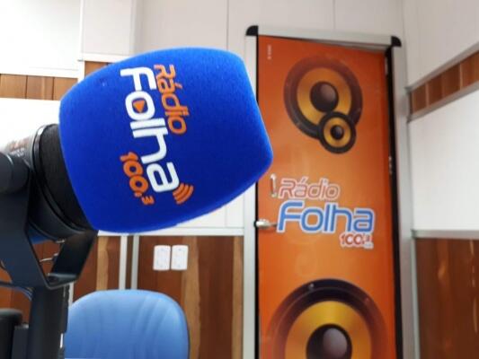 O Jornal da 100.3 é apresentado pelos jornalistas Carolina Cruz e Natanael Vieira (Foto:Néia Dutra / FolhaBV )
