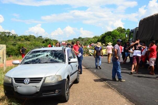 A manifestação de garimpeiros ocorre na BR-174 sentido Boa vista/Mucajaí (Foto: Nilzete Franco/FolhaBV)