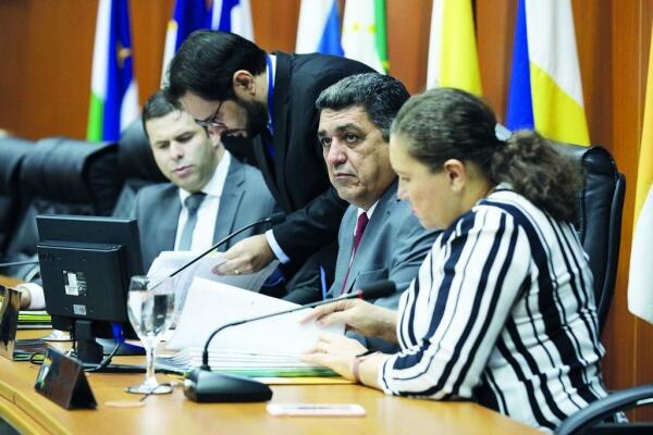 Os dois projetos foram propostos pela Mesa Diretora e aprovados pelos deputados presentes na sessão (Foto: Divulgação)