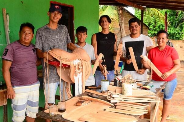 Em Roraima, o artesão Pedro Solon de Oliveira Silva de 46 anos montou uma pequena fábrica no quintal de casa (Foto: Nilzete Franco/Folhabv)