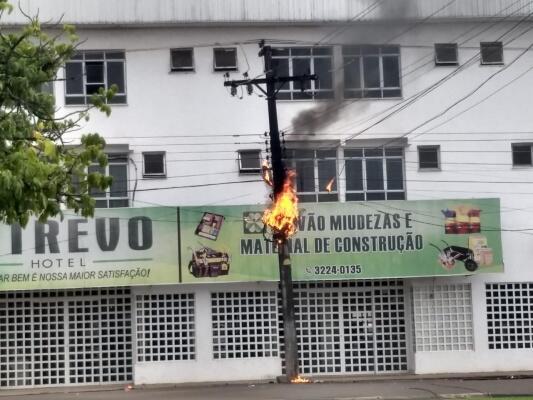 Um poste localizado na avenida Venezuela, na divisa entre os bairros São Vicente e Pricumã amanheceu em chamas (Foto: Wenderson Cabral/FolhaBV)
