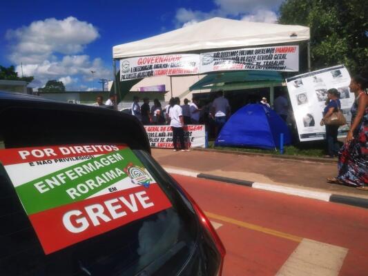 A concentração dos grevistas está ocorrendo em frente ao Hospital Geral de Roraima (Foto: Diane Sampaio/FolhaBV)