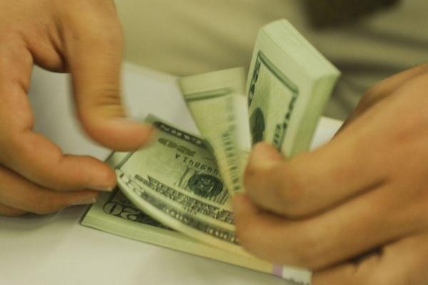Agora, com o acordo assinado na quinta-feira, o brasileiro poderá comprar até US$ 2 mil no exterior no próximo ano sem a cobrança de imposto (Foto: Divulgação)