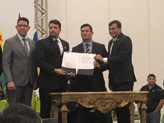 O secretário de Segurança Pública de Roraima, Olivan Júnior, com o ministro Sérgio Moro, durante assinatura do termo de cooperação técnica (Foto: Divulgação)