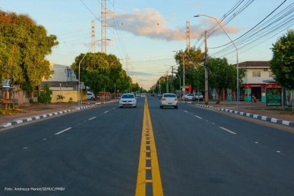 A interdição que compreendia à rua Deco Fonteles até a rotatória da Avenida João Alencar, no Caranã, recebeu novo asfalto, iluminação em Led e sinalização de trânsito (Foto: Andrezza Mariot/FolhaBV)