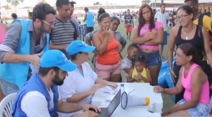 Venezuelanos recebem ajuda humanitária em Boa Vista, Roraima (Foto: Reprodução/TV Câmara)