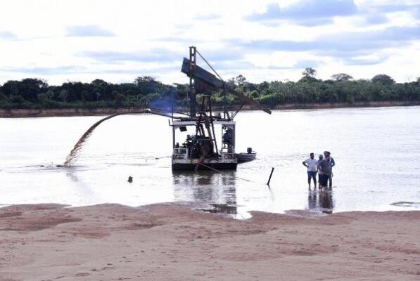 No final do mês de novembro, a embarcação desceu por cerca de 10 quilômetros e encalhou em um banco de areia. (Foto: Raimundo Lima/SecomRR)