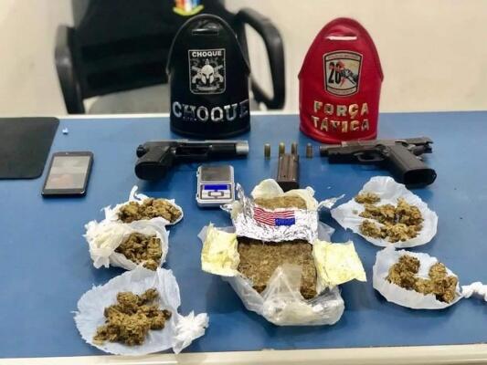 Com os suspeitos foram apreendidos meio quilo de skunk, uma arma de fogo e um simulacro (Foto: Divulgação)