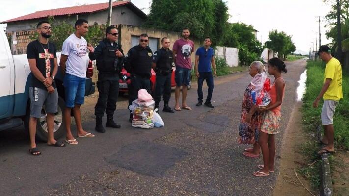 Uma das contempladas é uma idosa de 76 anos, que garante o sustento da família de seis pessoas vendendo biscoitos caseiros nas ruas (Foto: Aldenio Soares)