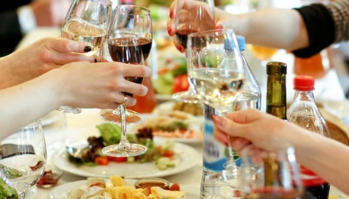 Mesmo que você prometa se controlar, acaba cometendo algum deslize e consume doces, gorduras e álcool (Foto: Divulgação)