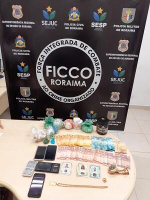 Cocaína, balanças de precisão, uma pequena quantidade de maconha e recibos de transferências de dinheiro