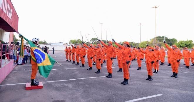 Um total de 33 oficiais e 82 praças do quadro de combatentes e complementares do Corpo de Bombeiros Militar de Roraima foram promovidos (Foto: Fernando Oliveira/SecomRR)