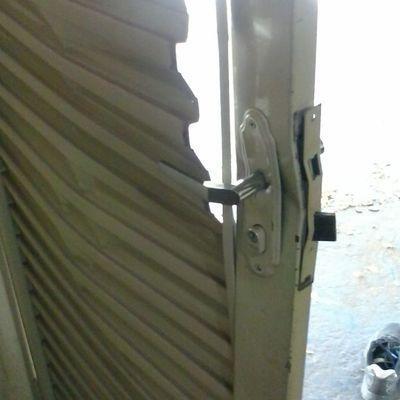 As portas dos imóveis foram arrombadas pelos bandidos (Foto: Divulgação)