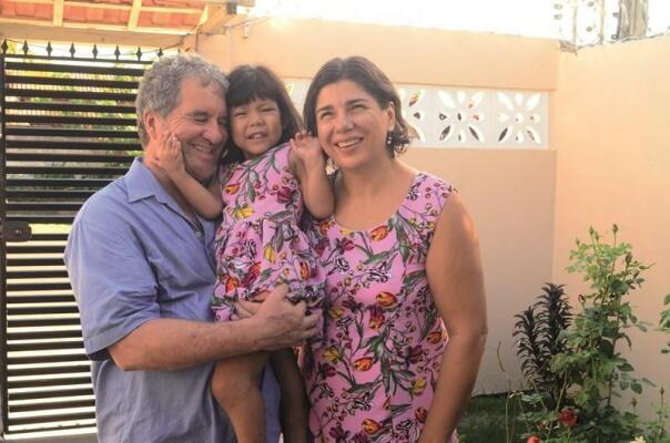O casal Vera Sabio e Waldecir de Andrade possuem deficiência visual e adotaram a pequena Ana Clara após três anos de espera (Foto: Nilzete Franco/FolhaBV)