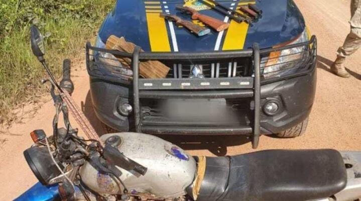 O homem, a motocicleta e o armamento foram encaminhados à Delegacia de Polícia Civil de Rorainópolis (Foto: Nucom/PRF-RR)
