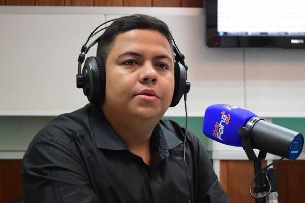 O Jornal da 100.3 é apresentado pelos jornalistas Débora Cavalcanti e Natanael Vieira (Foto: Arquivo FolhaBV))