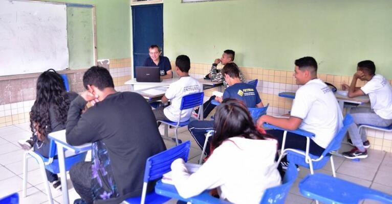 Para efetivar a matrícula é necessária a apresentação da Transferência, Declaração, Certidão ou outro similar, Registro Civil ou Cédula de Identidade, CPF, Cartão de Vacina Atualizado e duas fotos 3x4 (Foto: Ascom/SEED)