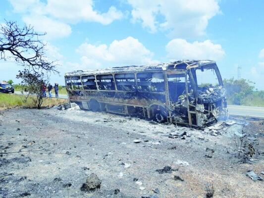 O veículo incendiou rapidamente e não deu tempo para salvar as malas dos passageiros(Foto: Divulgação)