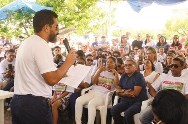 Enfermeiros comemoram assinatura de termo de compromisso com o Governo do Estado (Foto: Nilzete Franco/Folha BV)