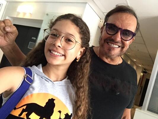 Jovem posou ao lado do diretor de novelas Wolf Maia (Foto: Arquivo pessoal)