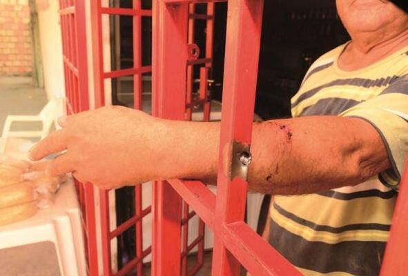 A vítima ficou ferida no braço; a bala se alojou na grade de metal da porta do comércio (Foto: Nilzete Franco/FolhaBV)
