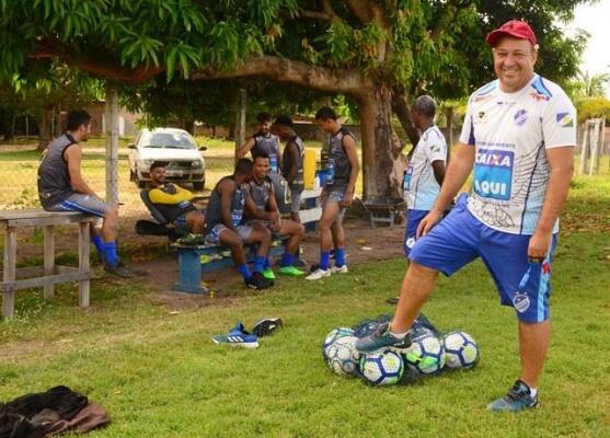 Chiquinho atuou por 15 anos como jogador profissional, e desde 2011 é o treinador do São Raimundo (Foto: Nilzete Franco/FolhaBV)