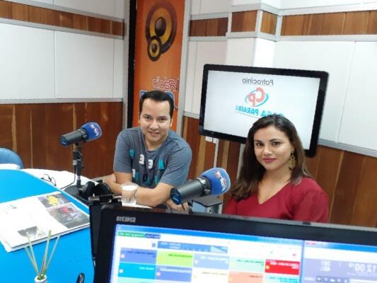 O Jornal da 100.3 FM é apresentado pelos jornalistas Débora Cavalcante e Natanael Vieira (Foto: Arquivo FolhaBV)