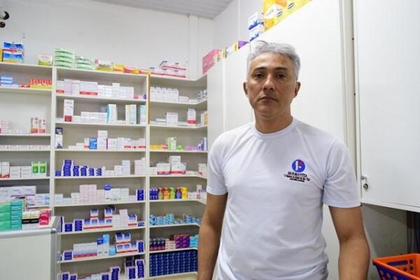 Anderson Magalhães, 50 anos, trabalha no ramo há 25 anos, e no ano passado concluiu o curso de farmácia (Foto: Diane Sampaio/FolhaBV)