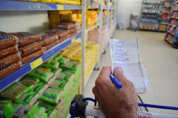Apesar de parte da população receber um valor abaixo da média, os gastos dos servidores públicos encarecem os produtos no mercado (Foto:Diane Sampaio/FolhaBV)