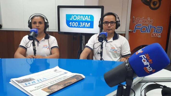 O Jornal da 100.3 FM é apresentado pelos jornalistas Débora Cavalcante e Natanael Vieira (Foto: Neia Dutra/FolhaBV)