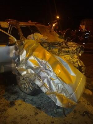 A caminhonete ficou com a frente destruída (Foto: Divulgação)