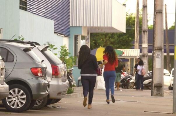 Candidatas correm para não chegarem atrasadas no local das provas (Foto: Nilzete Franco/FolhaBV)