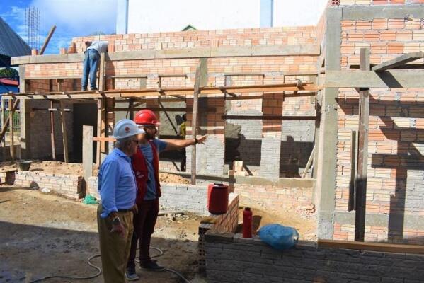 Padre Jesus Bobadilla, acompanha a construção no Centro de Formação Comunitária da Paróquia Sagrado Coração de Jesus, em Pacaraima, com o engenheiro Gustavo Nunes, responsável pelas obras. (Foto: Evilene Paixão)