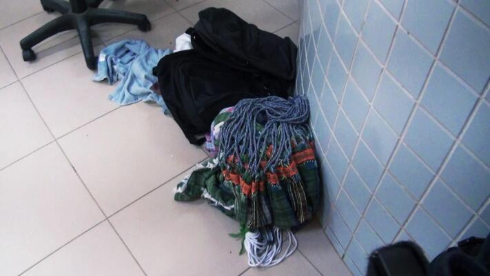 Os materiais furtados foram localizados com os suspeitos quando estavam no supermercado (Foto: Aldenio Soares)