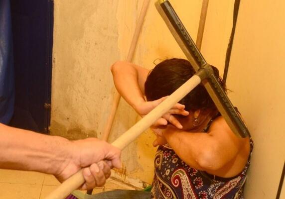 A mulher foi agredida no lado esquerdo do rosto com o cabo do rodo (Foto: Nilzete Franco/Ilustrativa/FolhaBV ) A mulher foi agredida no lado esquerdo do rosto com o cabo do rodo (Foto: Nilzete Franco/Ilustrativa/FolhaBV )
