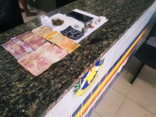 Com eles a polícia encontrou seis porções de maconha e R$ 120 em espécie (Foto: Aldenio Soares)