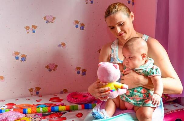 A enfermeira Marinete Gomes e sua filha Mirella, que estão juntas em casa com amamentação exclusiva há sete meses (Foto: Andreza Mariot)