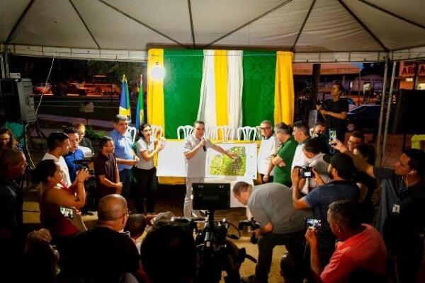 A solenidade ocorreu no fim da tarde deste sábado, na Praça dos Correios, no Centro do município (Foto: Artur Scaramuzza/ SupCom ALERR)