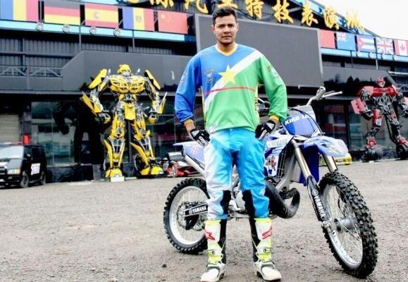 Desde 2017 Kiko Silva está radicado na China, onde manobra regularmente em espetáculos realizados em parques temáticos (Foto: Divulgação)