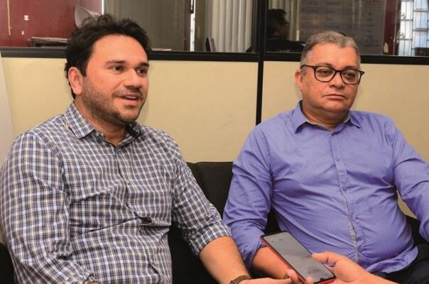 Membros do movimento pró-monarquia, falando sobre a criação do grupo em Roraima (Foto: Nilzete Franco/Folha BV)