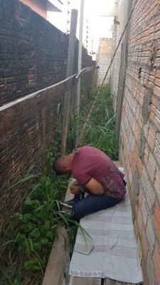 Vítima foi encontrada desacordada atrás de uma construção inacabada (Foto: Divulgação/PM)