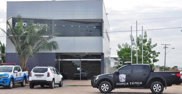 O indíviduo foi encaminhado para a Central de Flagrantes e terá que explicar onde conseguiu a carteira policial (Foto: Nilzete Franco/FolhaBV)