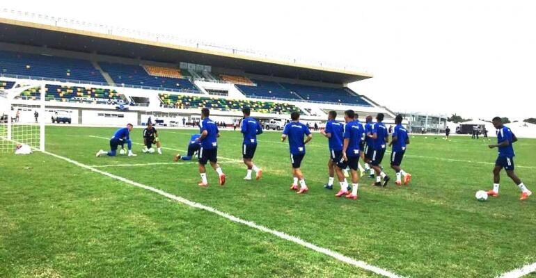 Equipes fizeram ontem o reconhecimento do gramado do Estádio Canarinho (Foto: Bennisson de Santana)