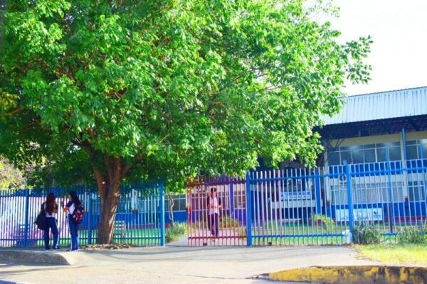 Assalto ocorreu em frente à Escola Estadual Monteiro Lobato (Foto: Diane Sampaio/FolhaBV)