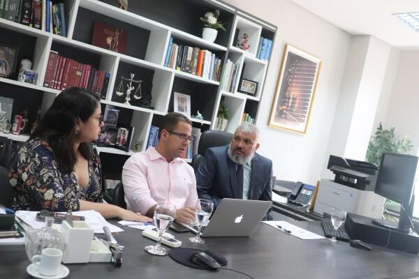 “O documento que recomenda a anulação do certame da Sesau foi protocolado na tarde dessa quinta-feira, 13, no Poder Executivo (Foto: Ascom DPE)