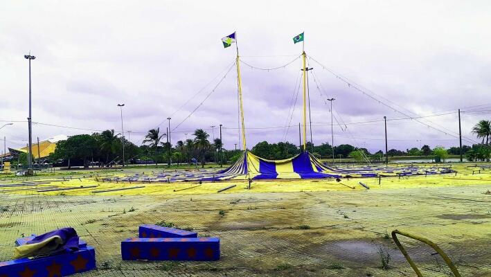 A lona do circo já começou a ser montada e deve oferecer atividades lúdicas para jovens, crianças e adultos (Foto: Divulgação)